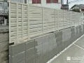スリット入りホワイトカラーのフェンスで軽やかに目隠しした工事