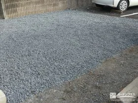 雑草の生い茂っていたお庭に防草シートと砂利を敷設し整えた工事