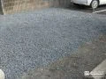 雑草の生い茂っていたお庭に防草シートと砂利を敷設し整えた工事