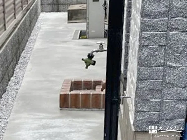 お住まいの側面まで綺麗に保てるようしっかりと雑草を防いだ工事