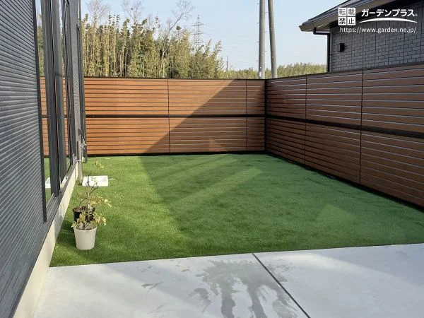 プライベート感あふれる、くつろぎの人工芝ガーデン