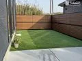 プライベート感あふれる、くつろぎの人工芝ガーデン