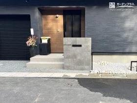 黒い外壁のモダンな佇まいを引き立てる新築外構