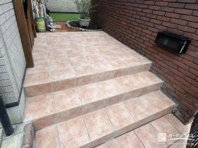 玄関周りのタイルを貼り替えてお住まいの印象を明るくした工事
