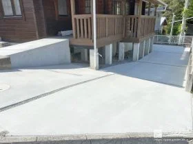 お住まいの周りにコンクリートを打ち清潔な空間を作り出した工事