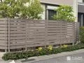 リアルな木目調を再現した人工木目隠しフェンスの設置工事