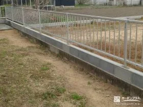 シンプルで圧迫感を与えない境界フェンス[施工後]