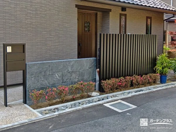 異素材を組合わせて上品に仕上げた玄関前の目隠し設置工事