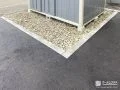民地石を並べ砂利の飛び出しを防止