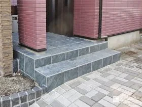 玄関ポーチを落ち着いたグレーのタイル張りに[施工後]