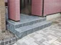 玄関ポーチを落ち着いたグレーのタイル張りに