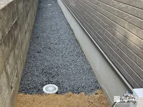 犬走りに砂利を敷設して雑草対策[施工後]