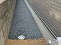 犬走りに砂利を敷設して雑草対策