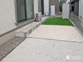 お子様の遊び場としても最適なタイルテラスと人工芝のお庭工事