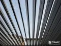 自由な角度で調節できる「ルーバー式の天井」