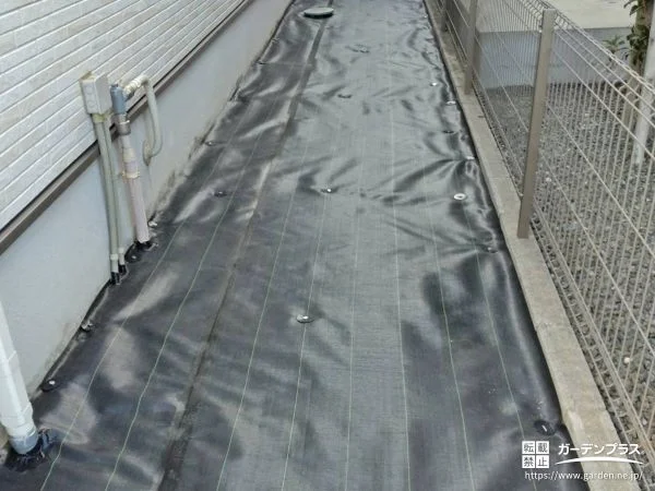 No.25615 砂利敷きの犬走りに防草シートを敷設して雑草対策をした工事[施工後]