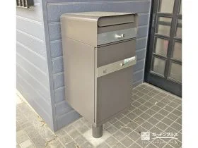 シンプルな大人カラーが可愛らしい宅配ボックス[施工後]
