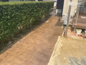 【施工後】テラスから繋がる園路にもスタンプコンクリートを施しました