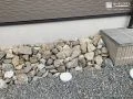 建物沿いにあしらったロックガーデン