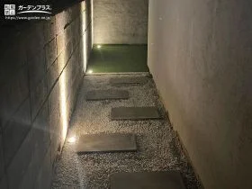 やわらかな光が壁面に反射する園路[施工後]