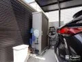 スリムな物置がアウトドア用品をすっきりまとめます