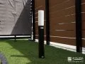 夜の庭をやさしく照らすポールライト