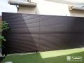 お庭をしっかり目隠しするルーバータイプのフェンス