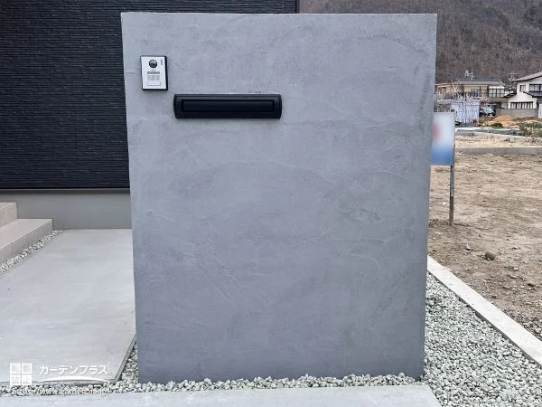 お住まいを引き締めるモダンな塗装門柱