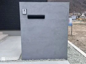 お住まいを引き締めるモダンな塗装門柱[施工後]