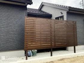 横スリットの軽やかなデザインの目隠しフェンス[施工後]