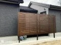横スリットの軽やかなデザインの目隠しフェンス