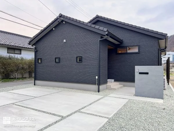 シックな塗り門柱が生活感を隠すモダン新築外構