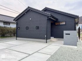 シックな塗り門柱が生活感を隠すモダン新築外構