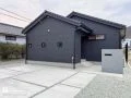 シックな塗り門柱が生活感を隠すモダン新築外構
