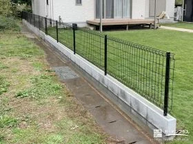 圧迫感を与えないメッシュフェンスで境界を明確化[施工後]