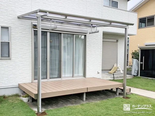 既存のデッキの頭上にテラス屋根を取り付け利便性を向上した工事