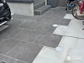 ベビーカーなどでも行き来しやすいフラットでおしゃれなアプローチ[施工後]