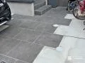 ベビーカーなどでも行き来しやすいフラットでおしゃれなアプローチ