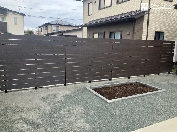 ご近所との距離感をほどよく保てる目隠しフェンス
