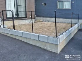 天然芝を敷いたワンちゃんやお子様が安心して遊べるお庭工事
