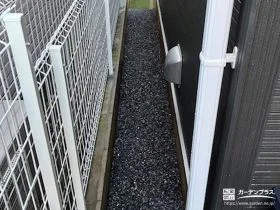 犬走りに防草シートと砂利を敷設し雑草対策[施工後]