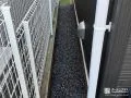 犬走りに防草シートと砂利を敷設し雑草対策