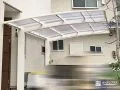 ホワイトのフレームで優しい印象のカーポート