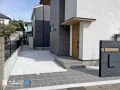 建物の色合いに調和した素材選びが統一感のあるファサード