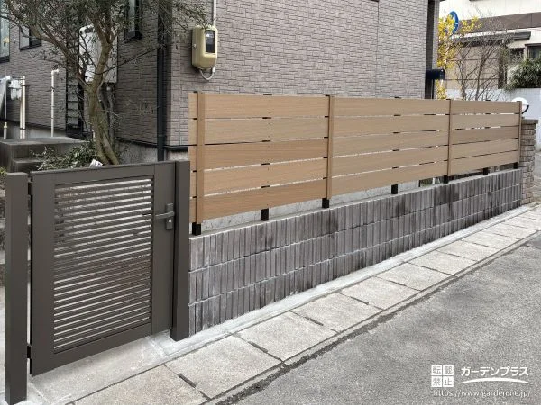 道路側からの視線をナチュラルにカットする木目フェンス設置工事