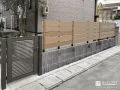 道路側からの視線をナチュラルにカットする木目フェンス設置工事