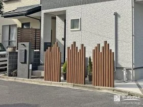 優しく視線を遮る。木目スリットでつくる開放感のある玄関工事