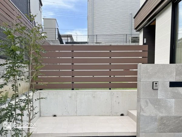 お庭や室内からの眺めにも配慮した木目調の目隠しフェンス