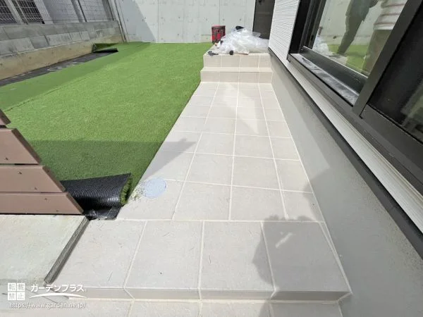 日常の使いやすさにも配慮した玄関アプローチ