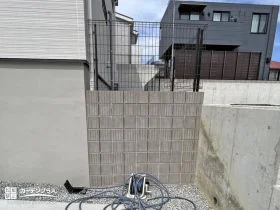 高低差のあるお住まいも安心。頑丈な型枠ブロックの土留め